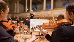 Illustration photo: Two women playing violins.